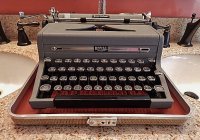 Royal 1949 Quiet Deluxe Typewriter Glass Keys.JPG