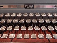 Royal 1949 Quiet Deluxe Glass Key Detail.JPG