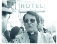 Rev._Jim_Jones,_1977.jpg