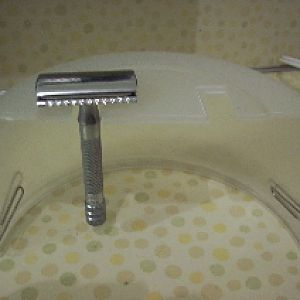 DIY razor stand
