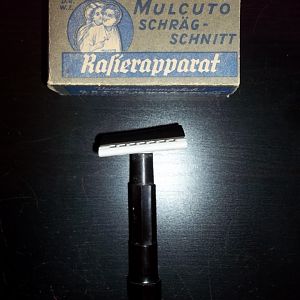 A Mulcuto Slant Razor in Plaskon