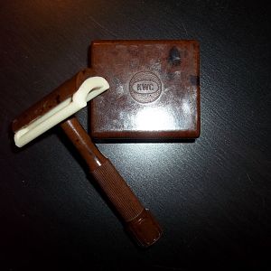 A KWC Bakelite Travel Razor