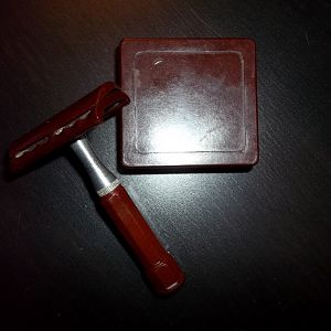 An unmarked Travel Razor of Bakelite