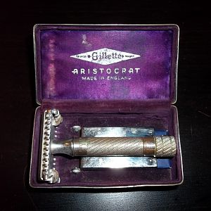 A Gillette English Aristocrat No. 15 Set