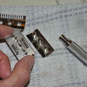 Loading a 3-piece razor (1 of 4)