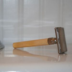 Unknown Bakelite Razor