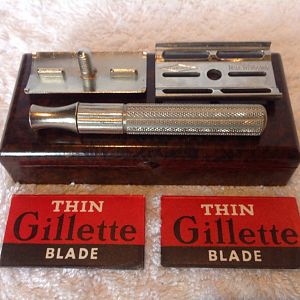 1930s Slim Handle Gillette Tech in Bakelite Case