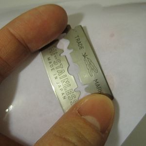 Cleaning DE Razor Blade with Isopropyl Alcohol on Paper