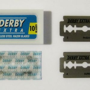 Derby Extra - Ten-Blade Box next to Blades