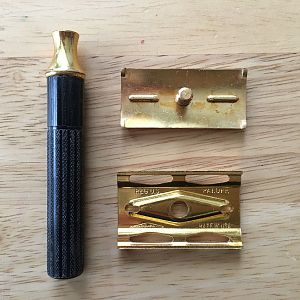 1938-1945 black handled gold Gillette Tech 1 underside