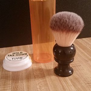 Maggard 22mm synthetic brush with pill bottle