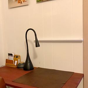 Seamless background wall rack