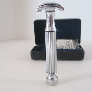 Ribbed Razor Handle Design